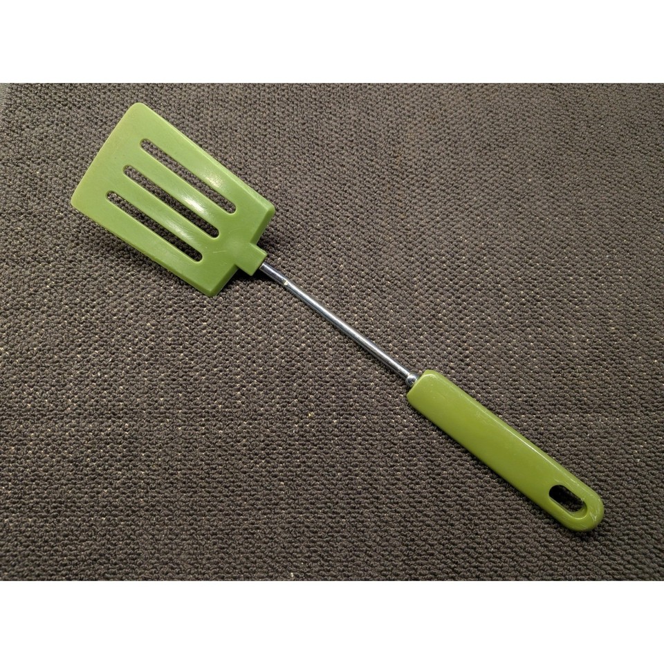 That perfect avocado green — an instantly recognizable slice of 1970s kitchen culture that doubles as actual functional retro flair.