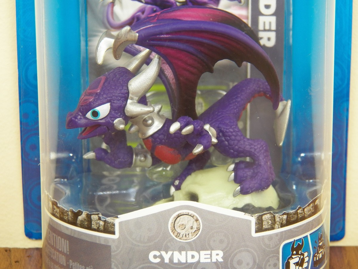Skylanders Cynder Figure Spyro's Adventure Series 1 Activision Wii