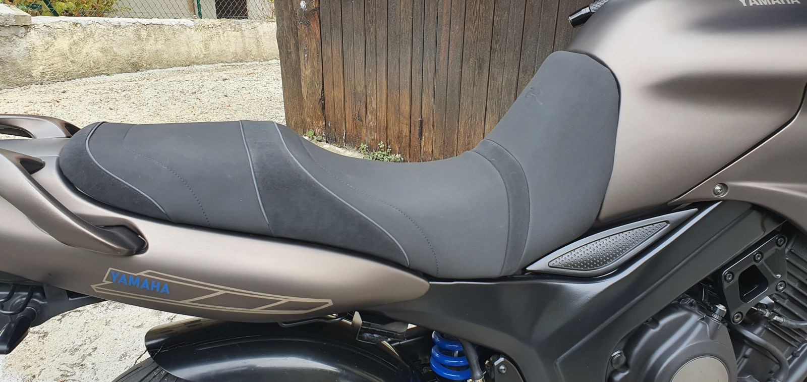 Housse selle Yamaha TDM 850 résout le glissement du pilote