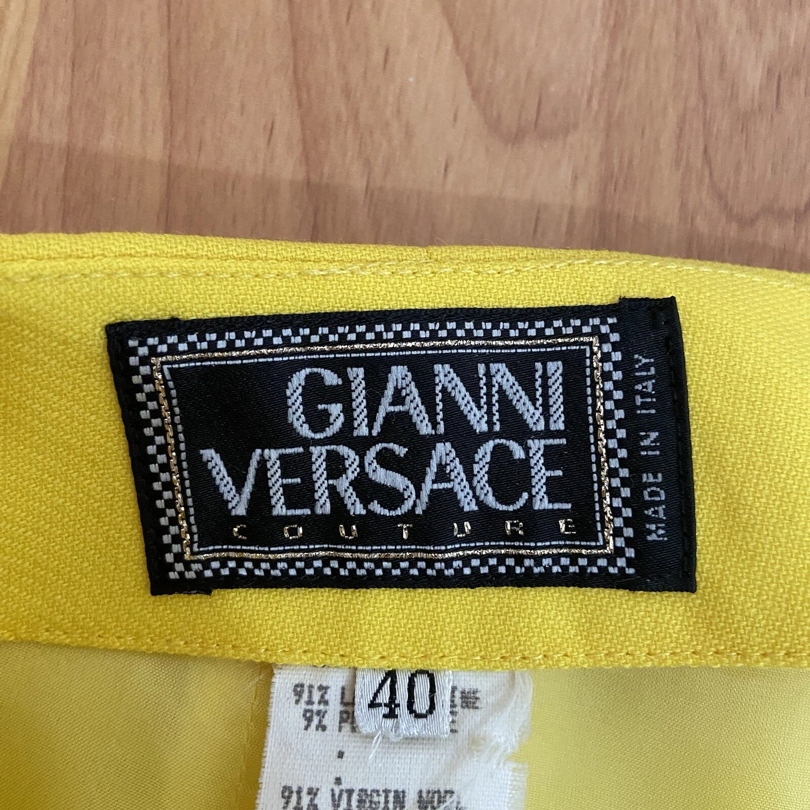 Pantaloni vintage Gianni Versace Couture da donna gialli effetto invecchiato taglia 40