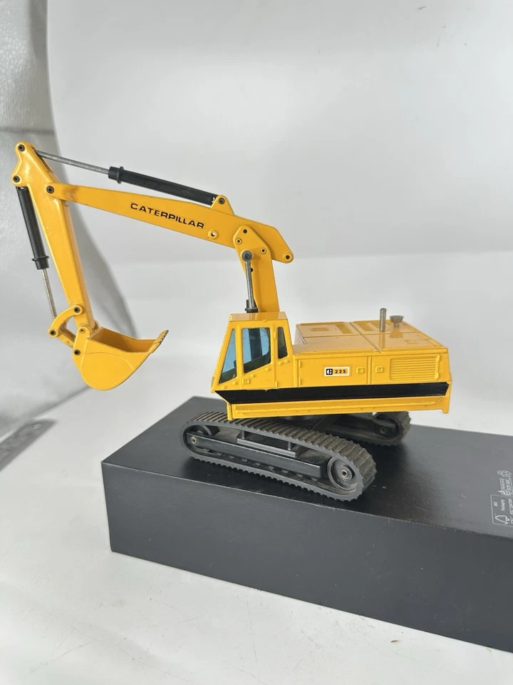JOAL 216 1:50 SCALE CATERPILLAR C-225 EXCAVATOR Very Good Used - Image 3 of 4