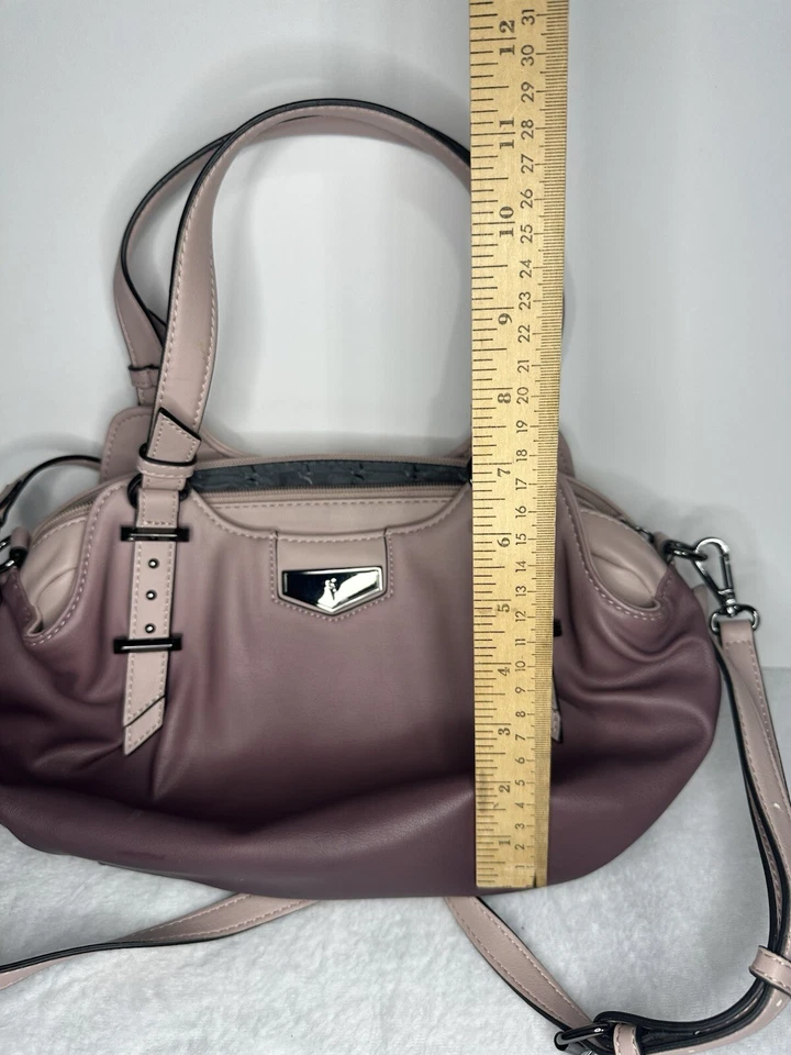 Bandolera/bolso de mano Vera Wang Simply Vera Buena en estuco oscuro Foto 2 de 4