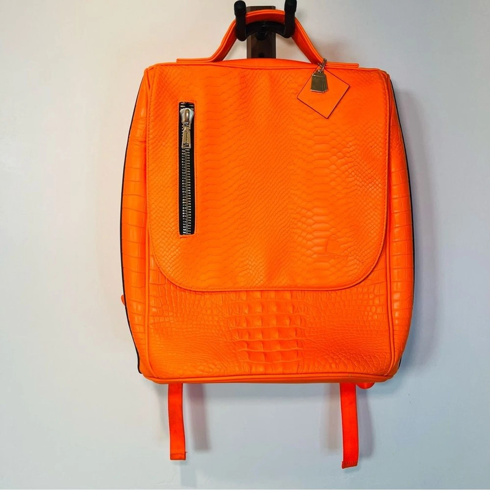 TOTE&CARRY APOLLO 2 BACKPACK IN TANGERINE