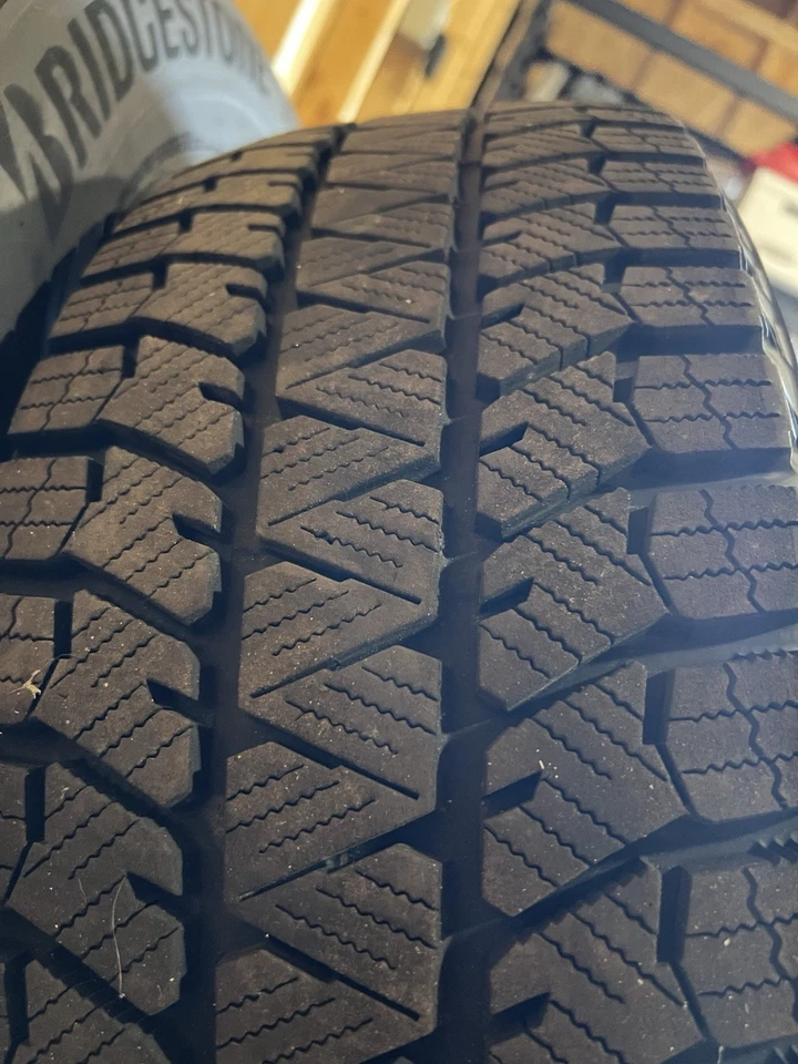 Llantas Steelie 17" con neumáticos de invierno Blizzak y sensores TPMS Bronco Sport Foto 2 de 3