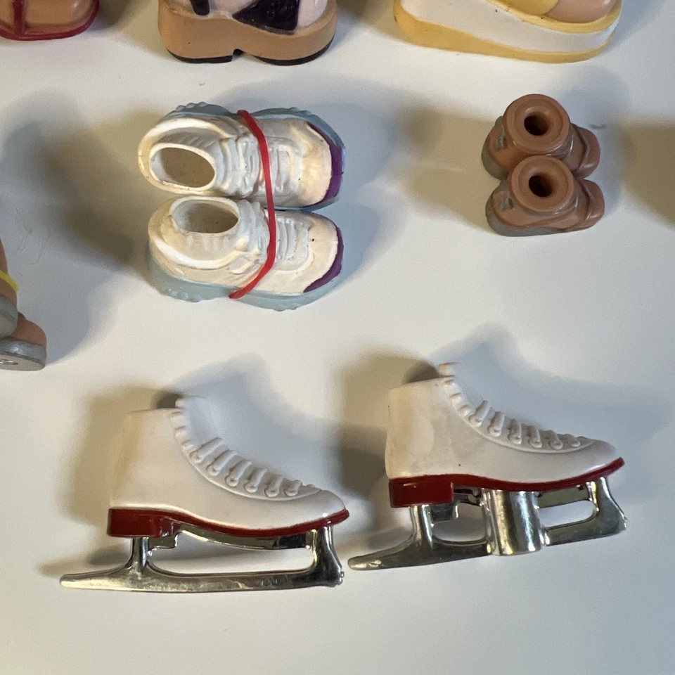 Bratz Lote 34 Pares de Zapatos, Botas, Tacones, Pies Colores Mezclados Foto 4 de 4