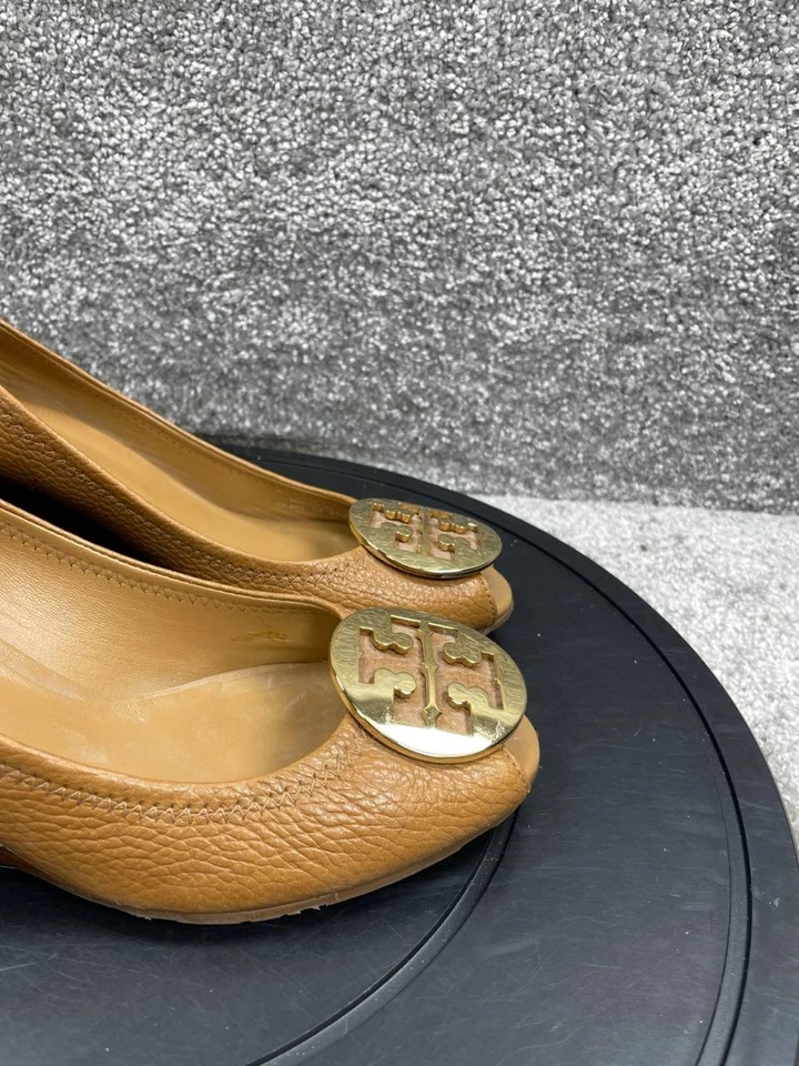 Tacones Tory Burch para mujer talla 8,5 M Sally Pump dorado marrón cuero punta abierta cuña Foto 2 de 4