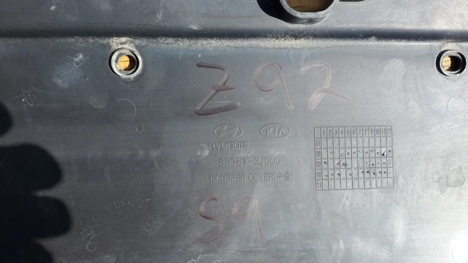 2009 2010 2011 Kia Borrego Radiator Grille Upper Side Shield OEM 863612J000 Foto 4 de 4