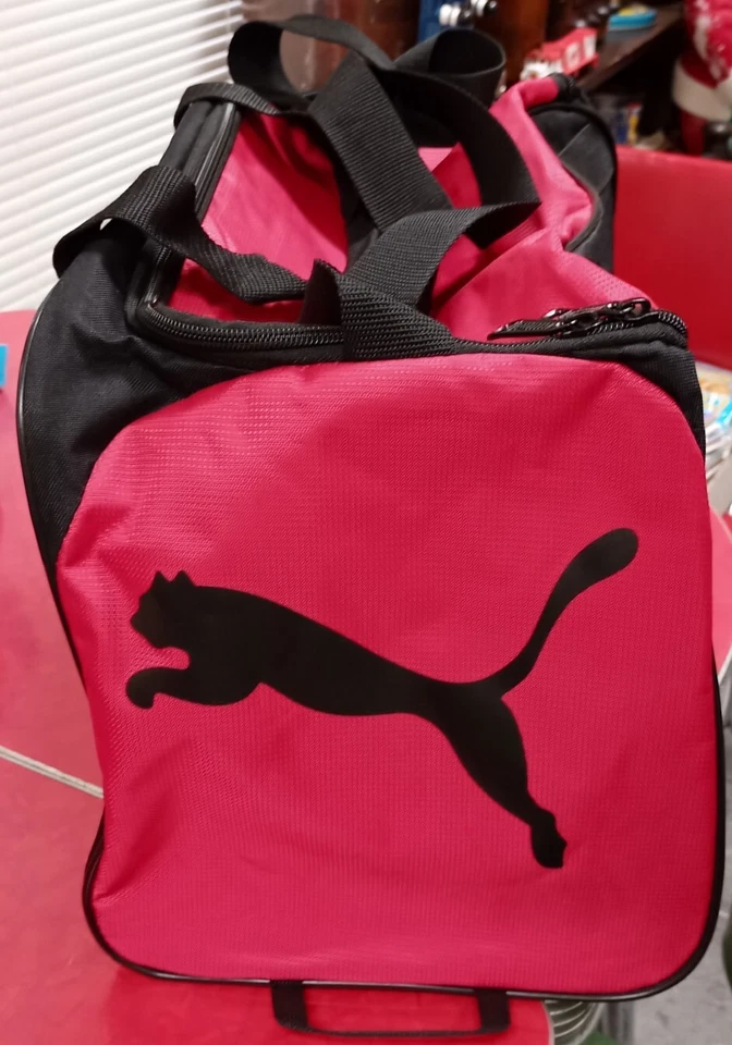 Bolso Deportivo PUMA, Rojo/Negro, Con Correa para el Hombro, 18" de Largo, Excelente Estado Foto 3 de 4