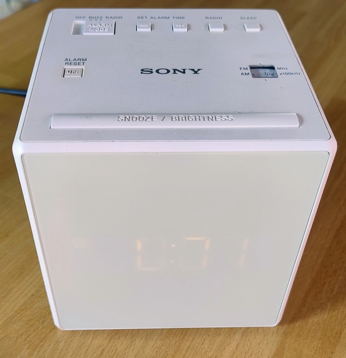 Radio despertador digital Sony ICF-C1 AM/FM Snooze brillo ajustable blanco