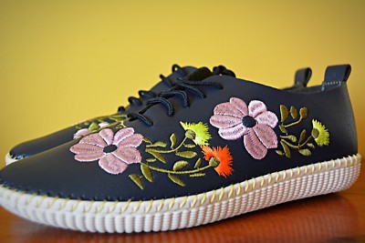 Primavera (Spring) Floral Embroidered Canvas Tennis Shoes-Navy Blue