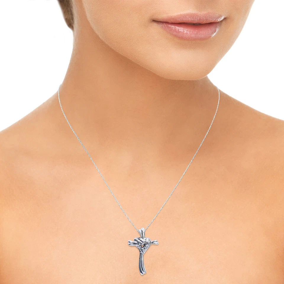 Colgante de diamantes con corazón y cruz en oro blanco de 10K Foto 3 de 4