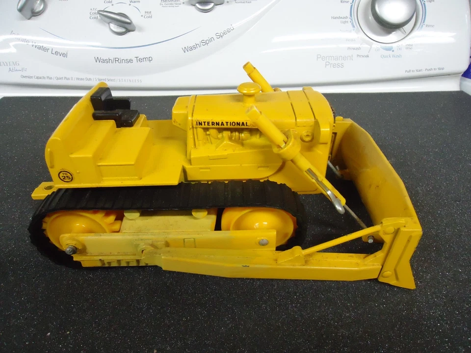 Cosechadora internacional fundida a presión Ertl TD-25 de colección excavadora sobre orugas con hoja Foto 3 de 4