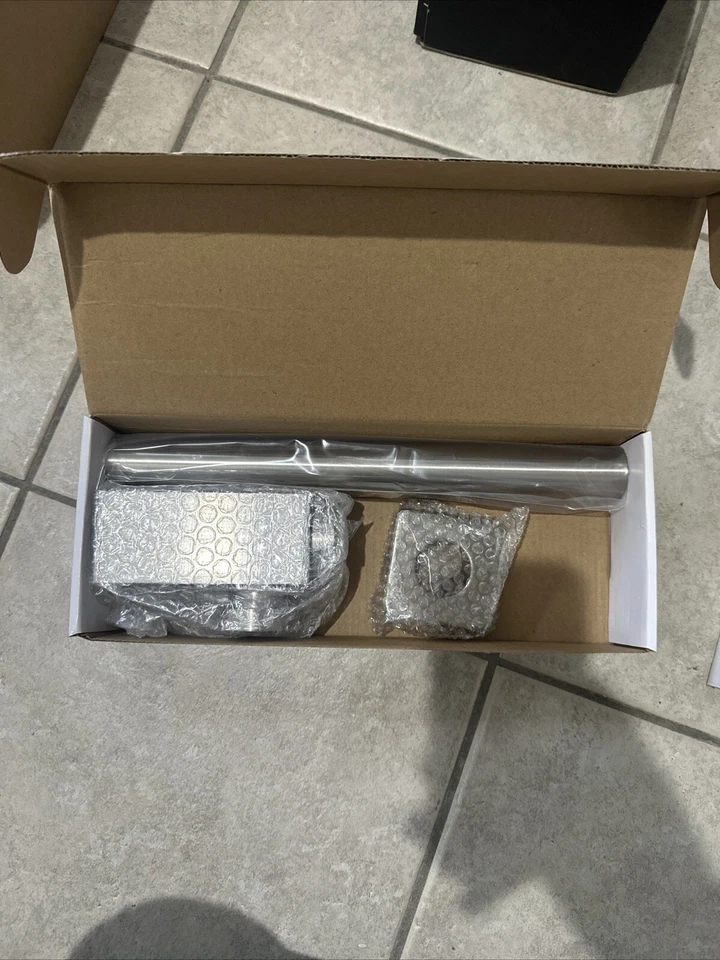 Botella decorativa moderna cuadrada de latón macizo marca ALFI AB9026 acabado P-Trap BN Foto 4 de 4