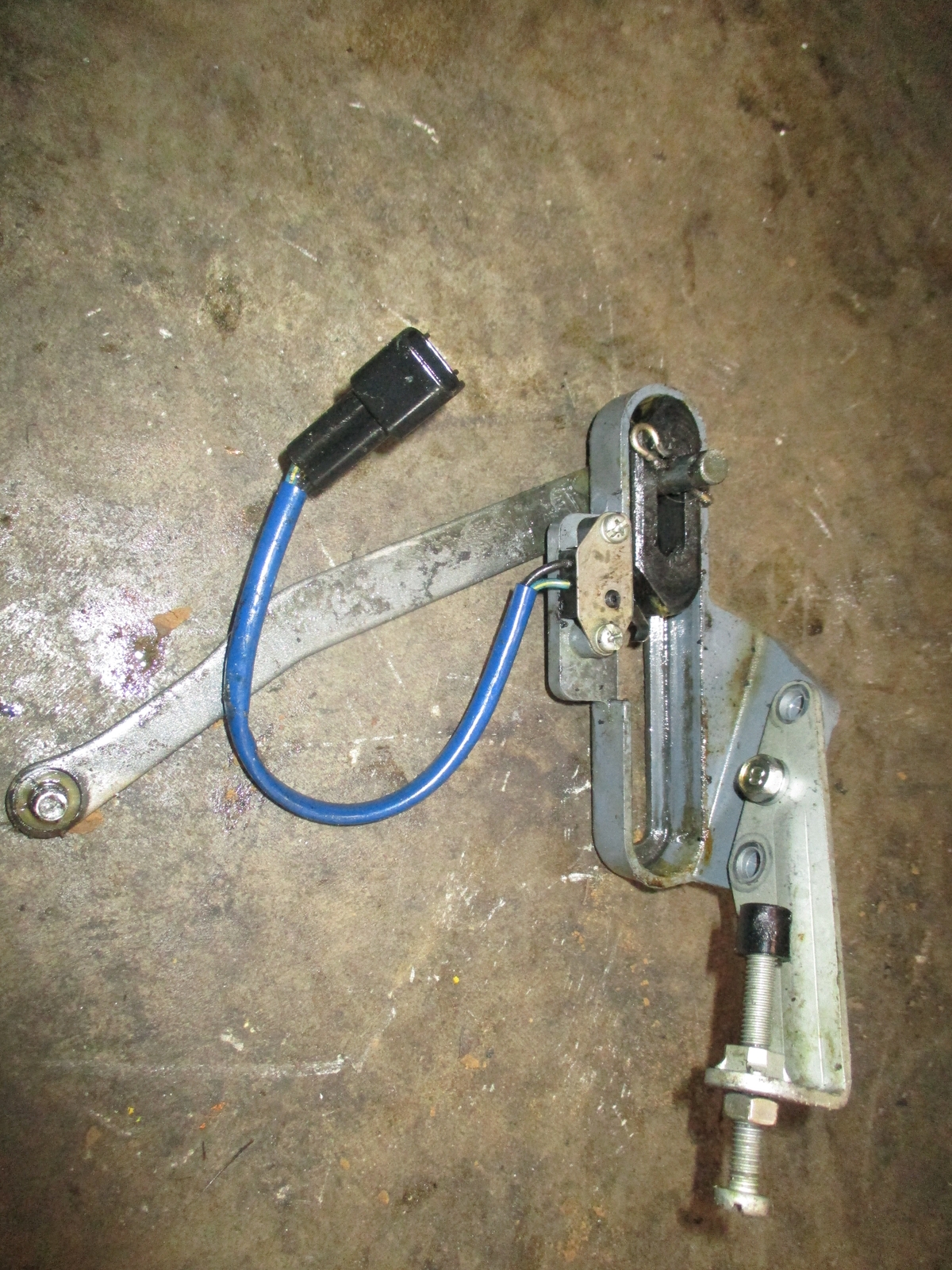 Yamaha HPDI 200hp outboard neutral switch and bracket (68F44117001S