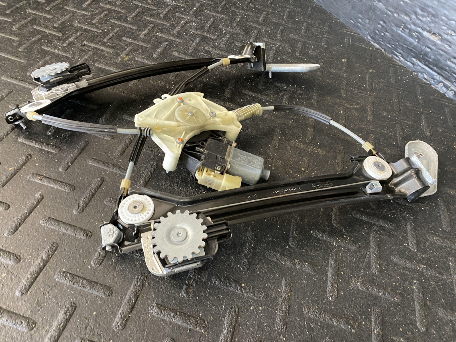 Maserati Ghibli 2014-2017 REAR Window regulator