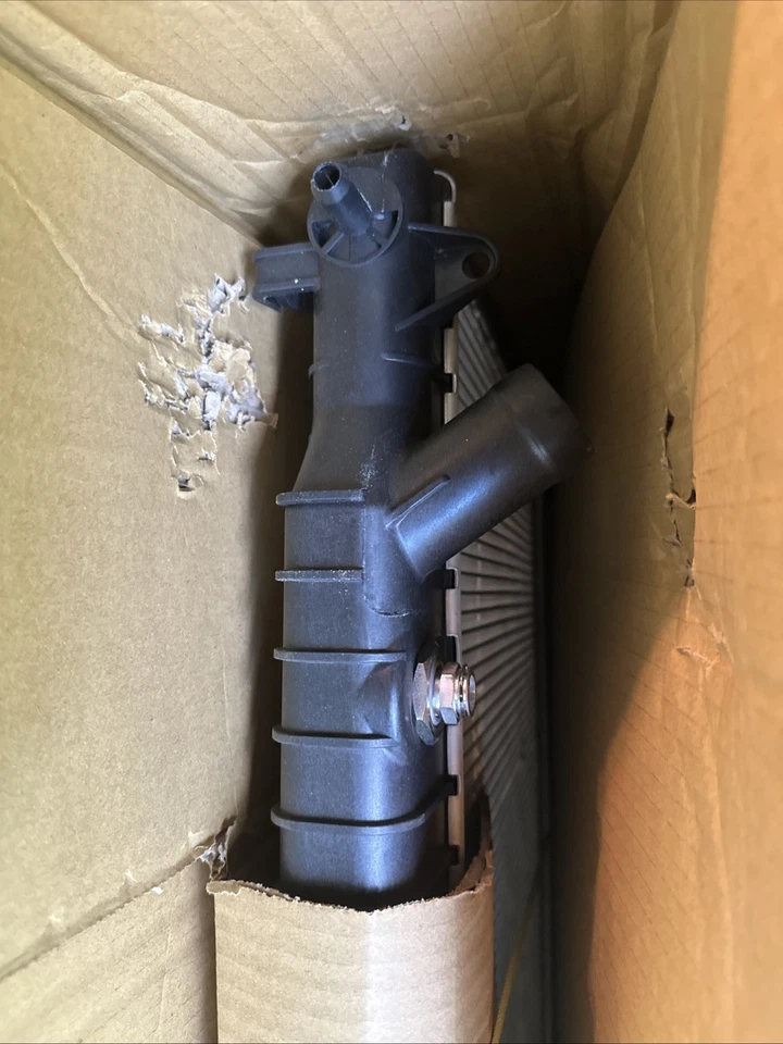 Radiador TYC 2458 02-08 Chevrolet Trailblazer, GMC Envoy, 04-07 Buick Rainier Foto 2 de 4