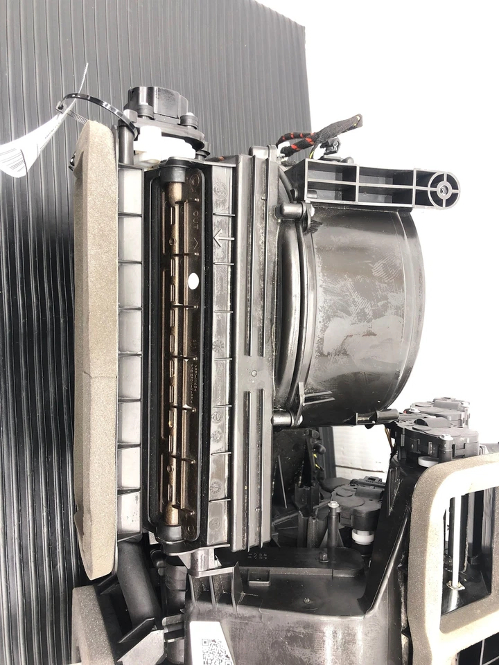 2014 - 2020 BMW I8 OEM HVAC BLOWER MOTOR HOUSING ASSEMBLY 929061906 - Image 4 of 4