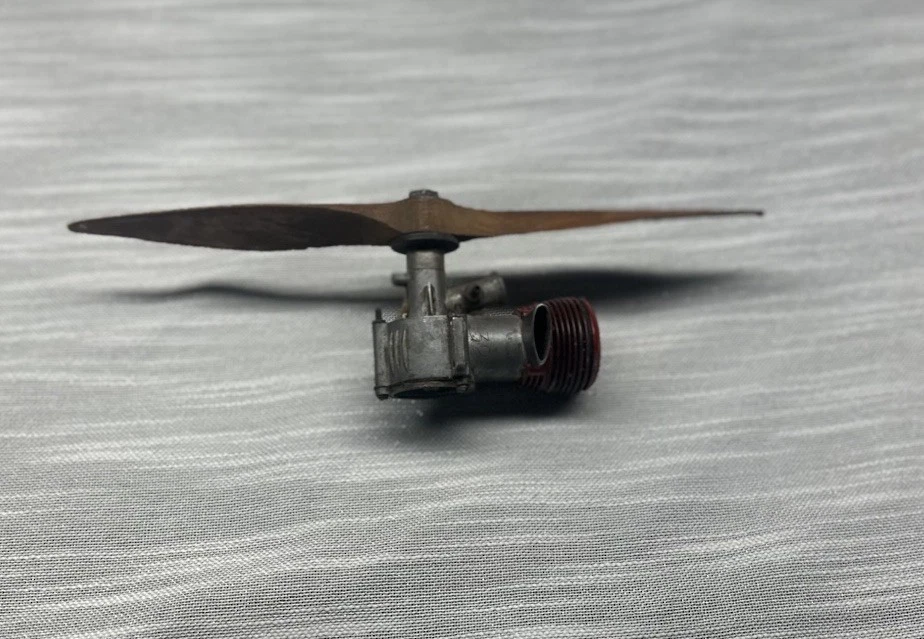 Vtge RARE  1940s K&B TORPEDO 32  Gas Engine W/ Tornado 10 Wooden Prop Not Tested - Image 2 of 4