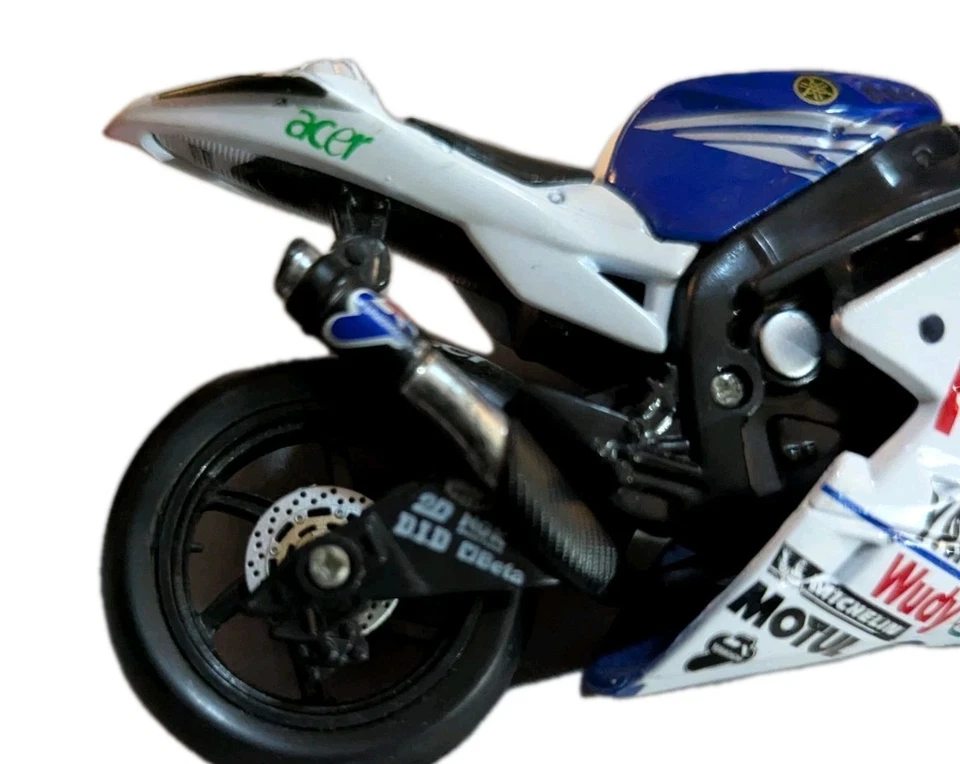 Yamaha YZR-M1 Fiat MotoGP Maisto Moto 2007 Valentino Rossi réplica 1:18  Foto 2 de 4