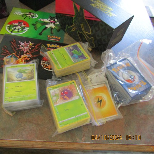 Pokémon Assorted Charizard Tin with Over 400 Cards May be Doubles Pokémon Disc - Picture 3 of 18