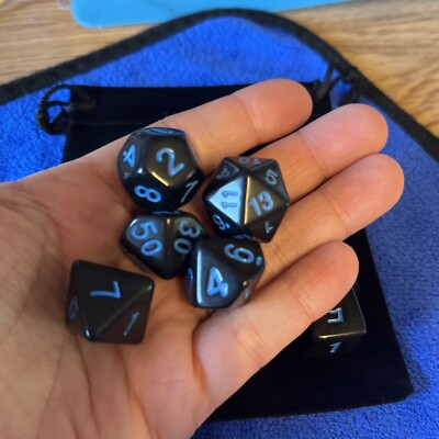 Schwarz mit blauen Zahlen Standard 7er Set DND Würfel