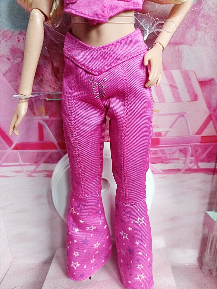 Margot Robbie como Barbie en rosa traje occidental Barbie película muñeca coleccionable Foto 3 de 4
