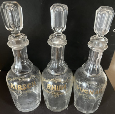 Drei alte Karaffen Karaffen Topettes nach Modell: RUM COGNAC KIRSCH