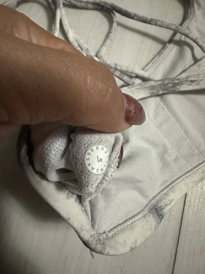 Sujetador Lululemon Free To Be Zen Breeze por White Light Cast Talla 4 Foto 4 de 4