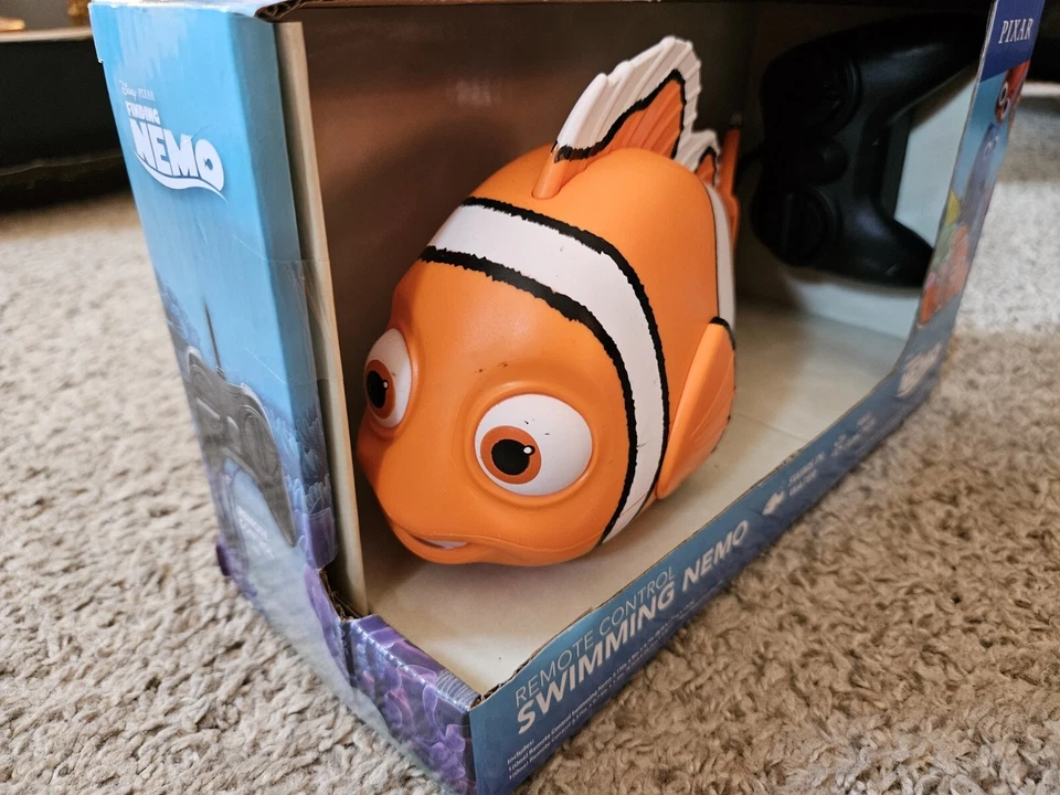Pixar Finding Nemo Control Remoto Natación Nemo--Nuevo Foto 2 de 4