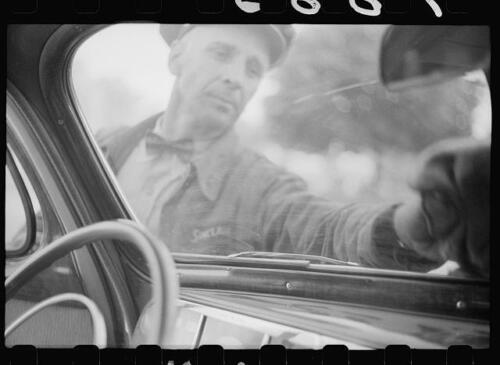 Wiping off windshield in service station, Cairo, Illinois 1940s Old Photo 1 - Photo 1 sur 1