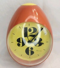 Sveglia benedicente a forma di uovo arancione e giallo ca. Germania Ovest anni 60 70
