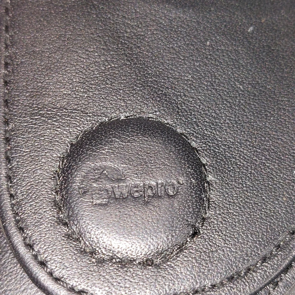 Lowepro Black Napoli 20 Soft Leather Camera Pouch Used Condition - Image 3 of 4
