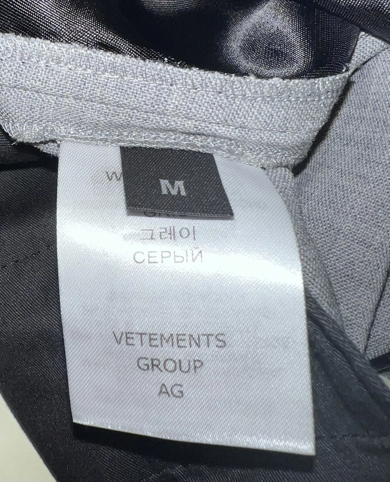 VETEMENTS Pantaloni su misura M nuovi con etichette stampa scarabocchio