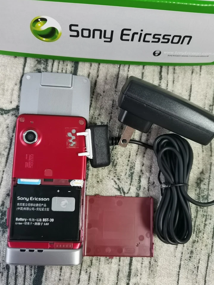 Sony Ericsson Sony Ericcson Walkman W910i - RED (Unlocked) Cellular Phone - Image 2 of 4