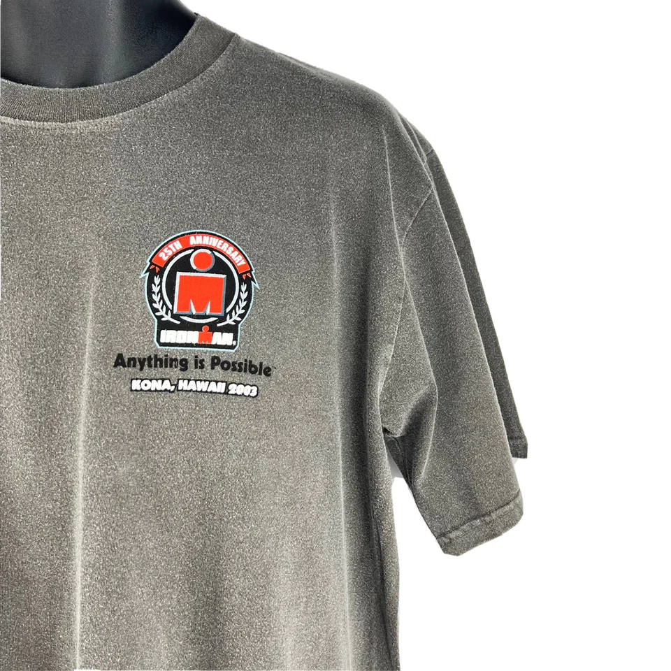 NUEVO CON ETIQUETAS 2003 Ironman Triatlón 25 Aniversario Kona HI Camiseta Cráter Teñida Gris L Foto 3 de 4