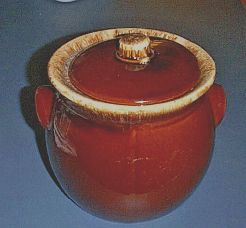 HULL Oven Proof Brown Drip Pottery 2 Qt Double Handle Bean Pot /Cookie Jar & Lid