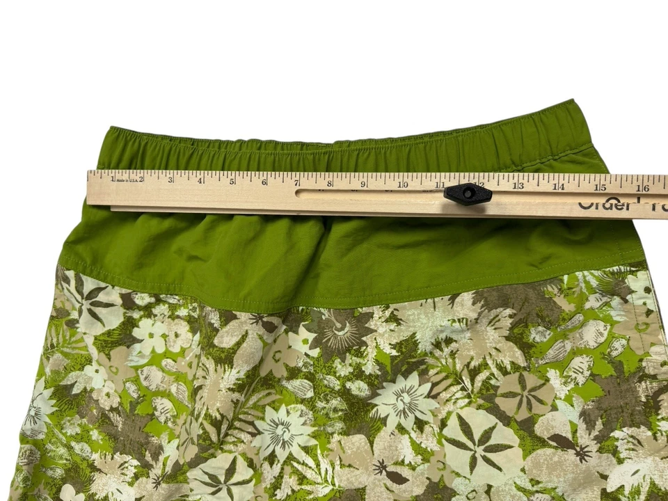 Saia Feminina Patagonia Baggies Tamanho Médio Verde Floral - Imagem 4 de 4
