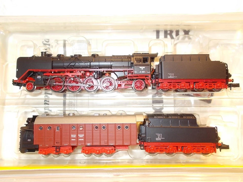 Minitrix 2422 Schlepptenderlok BR 41 061, mit KK, schwarz, und Henschel Dampfsch