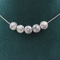 Steine Und Mineralien. Halskette Mit 5 Howliten Perlen 8 Mm. Kette Aus Edelstahl