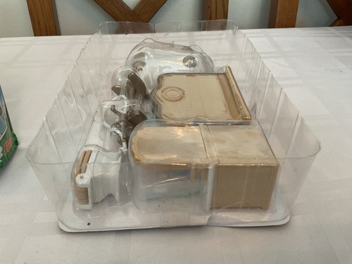 SYLVANIAN FAMILIES COUNTRY BATHROOM SET COMPLETE NEW/OTHER (387/21) - Picture 5 of 10