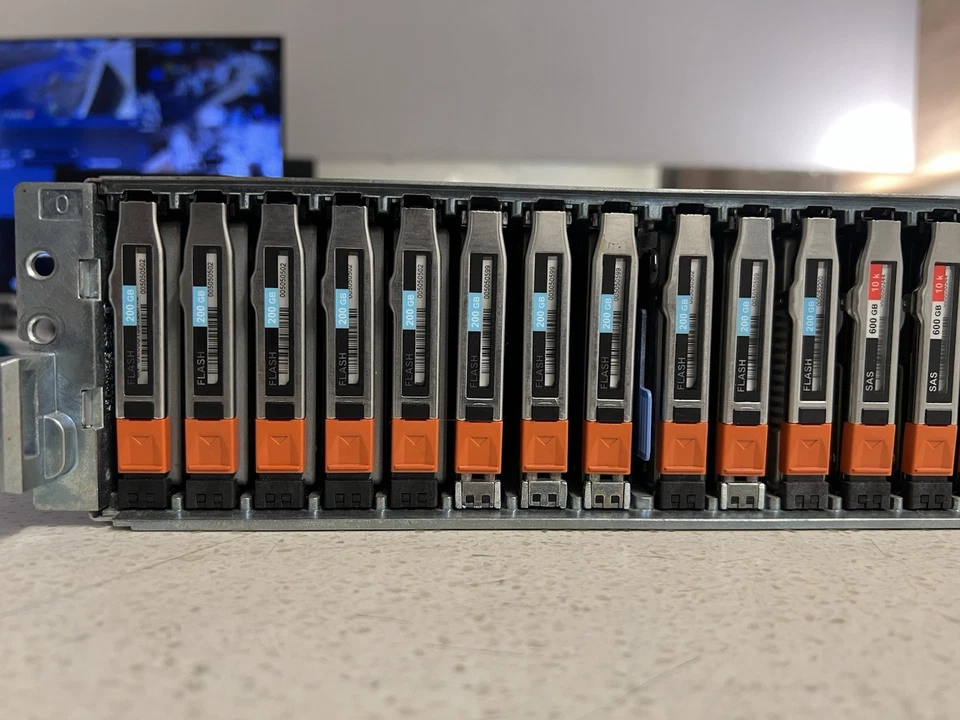 EMC SAE 25-Bay SFF Hard Disk Expansion Array 11x 200GB SSD 14x 600GB SAS HDDs - image 4 of 4