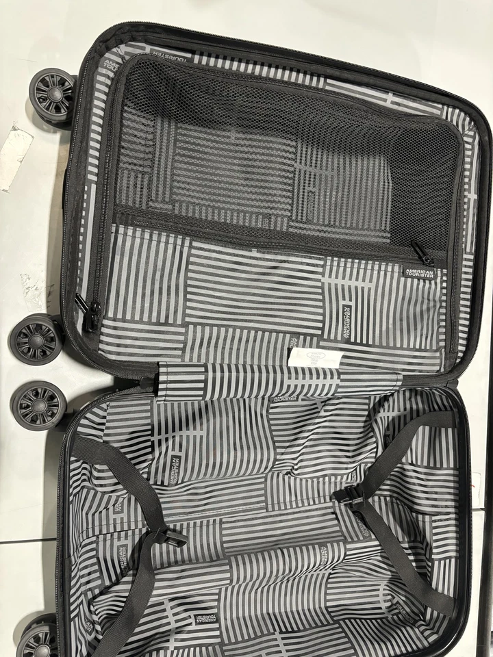 AMERICAN TOURISTER 格子 POLYCARBONATE 携带旋转器 - 黑色/灰色 — 第 2/4 张图片
