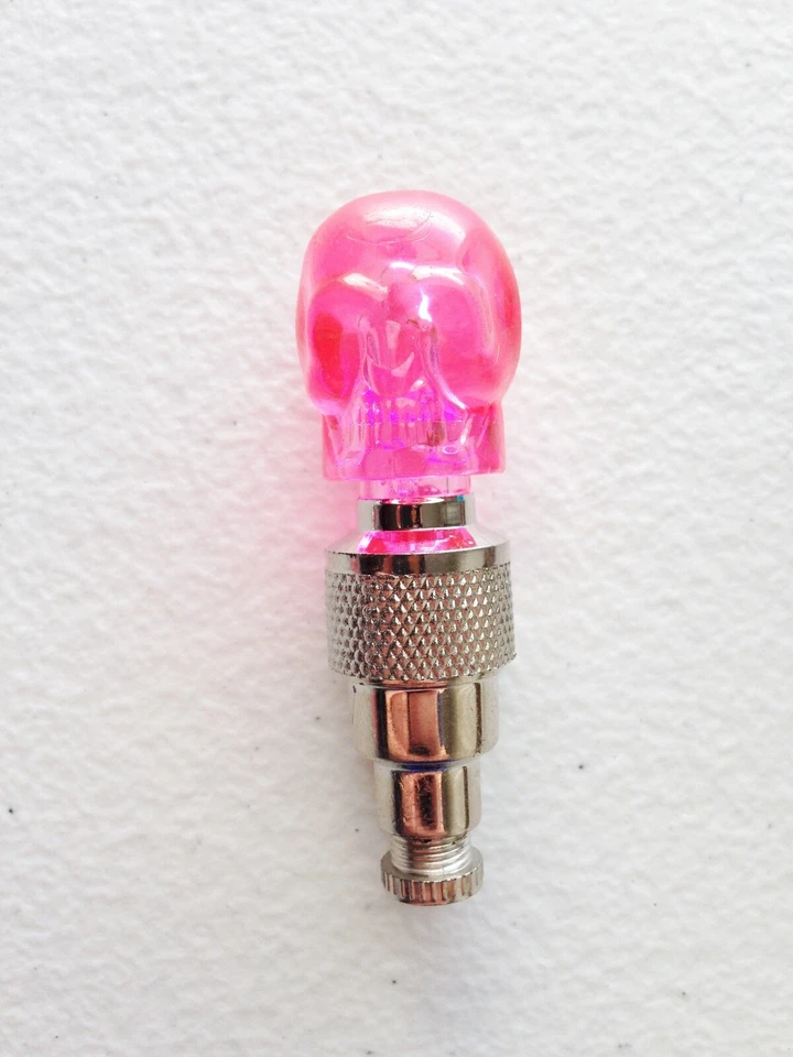 1 TAPA LED CALAVERA INDIVIDUAL vástago de válvula de bicicleta luz intermitente rueda de bicicleta neumático coche Foto 3 de 4