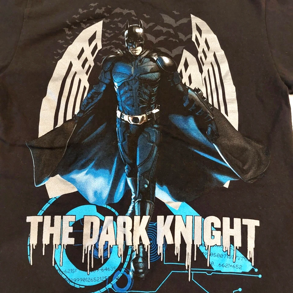 Camiseta gráfica masculina infantil BATMAN Dark Knight manga curta grande (10/12) preta - Imagem 2 de 4