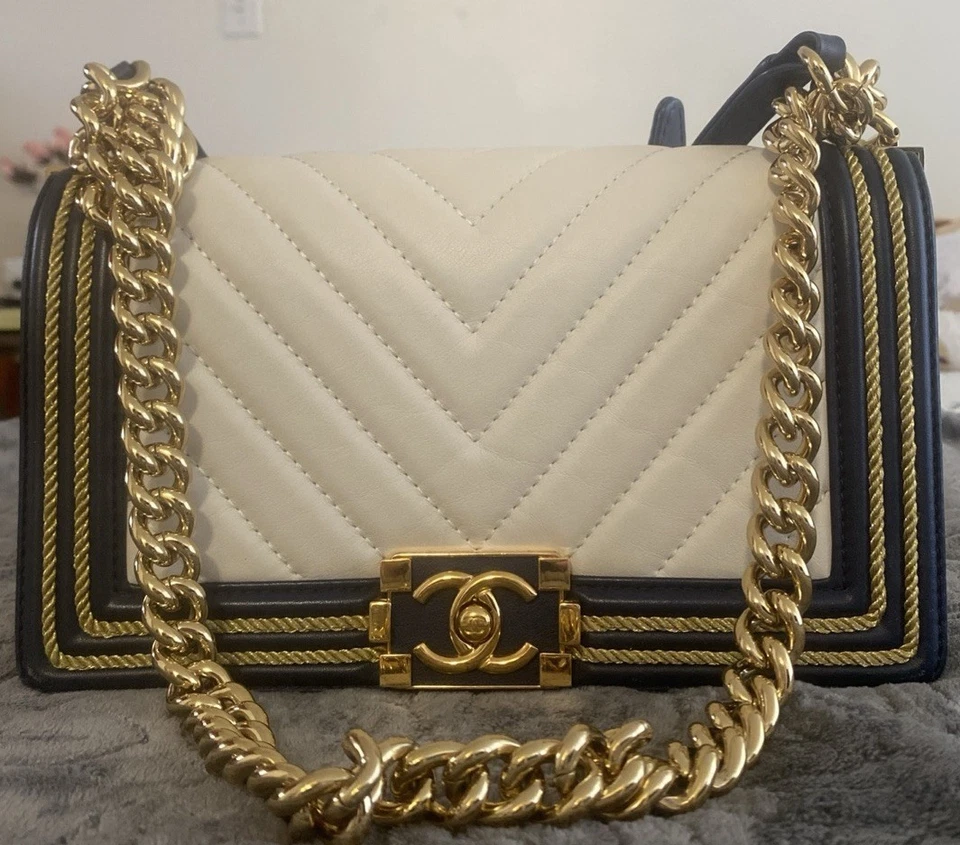 Bolso con solapa de piel de becerro blanco mediano Chanel Boy Foto 2 de 4