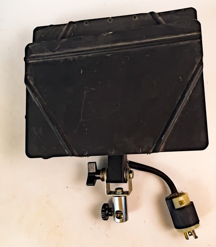 CALUMET POWER FLOOD LIGHTS, Three Units, w/Two 2,000 watt bulbs, Barn Doors. - Picture 6 of 11