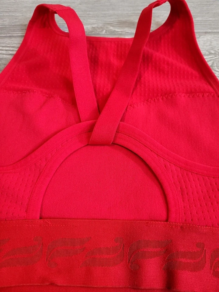 Sujetador deportivo Fabletics para mujer rojo escultura tejido twist rojo atlético Foto 4 de 4