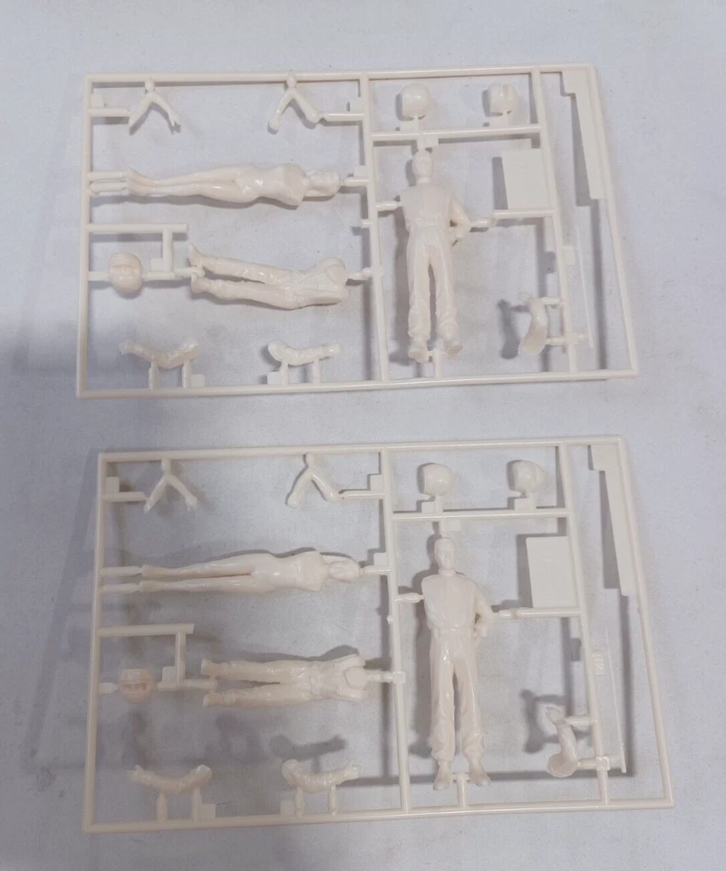 Vintage 1989 Hasegawa 1/24 Scale Racing Figure Set Plastic Model Kit - Image 2 of 3
