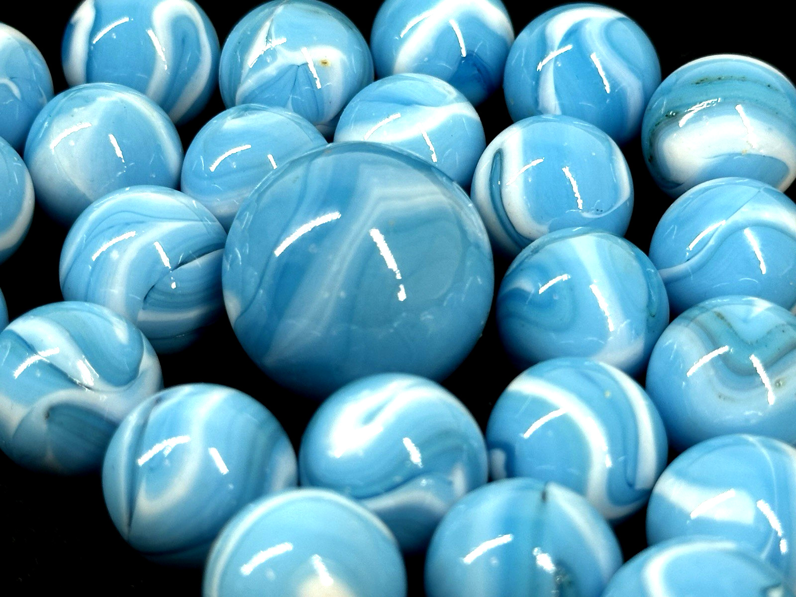 25 Glass Marbles AIR Blue/White Game Pack Shooter Swirl