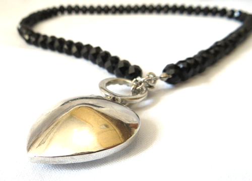 BLACK FACETED GLASS BEADS NECKLAC & FACETED HEART PENDANT - VICTORIAN REVIVAL - Picture 3 of 6